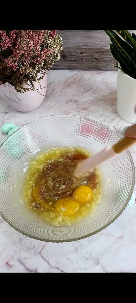 Adicione um ovo, uma gema e baunilha