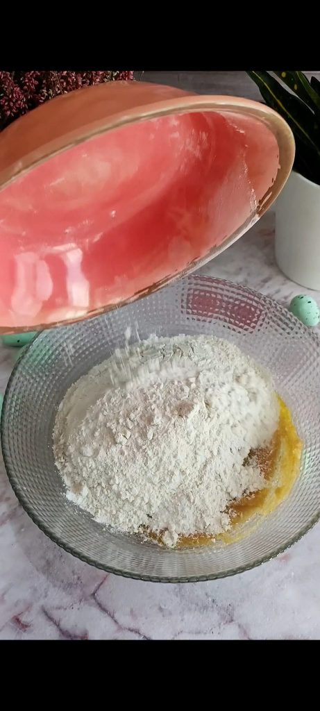 Adicione farinha e fermento