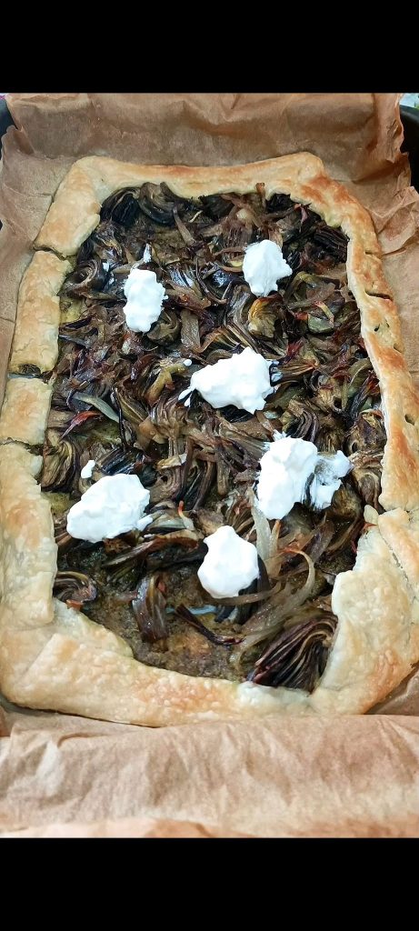 Decoramos a torta salgada com stracciatella e salsa