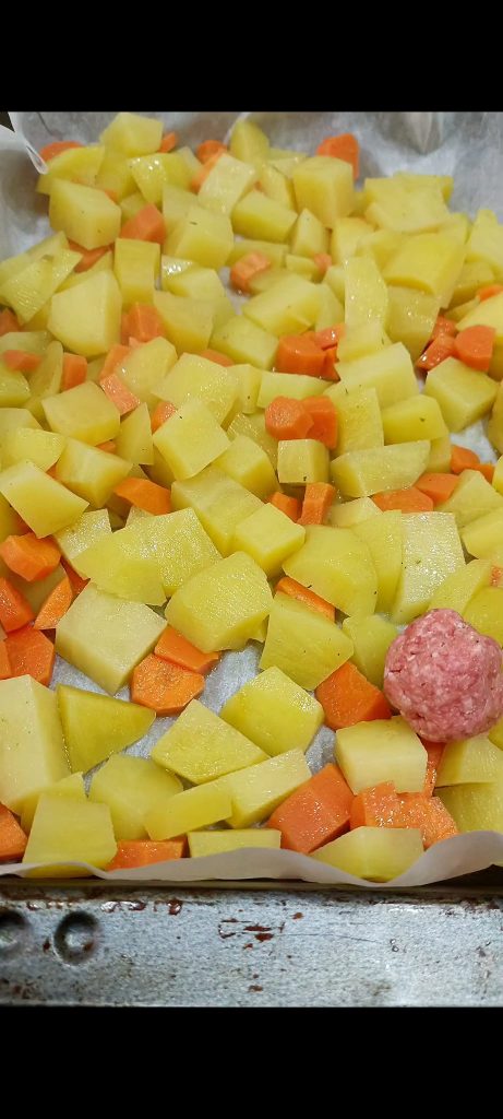 Colocamos batatas e cenouras na assadeira