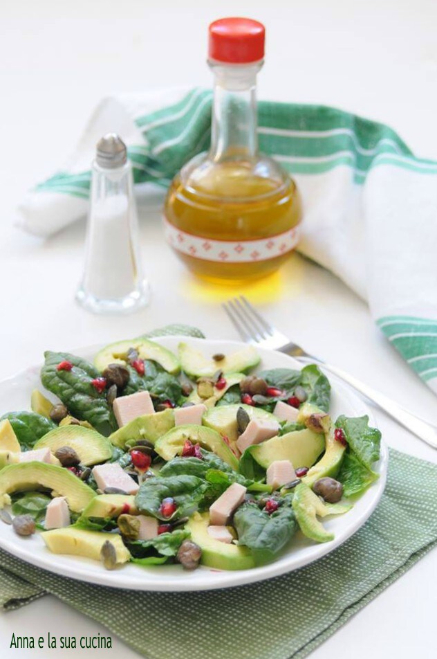 Salada de espinafre com abacate e peito de peru