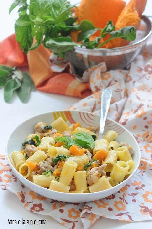 Macarrão com linguiça, abóbora e espinafre