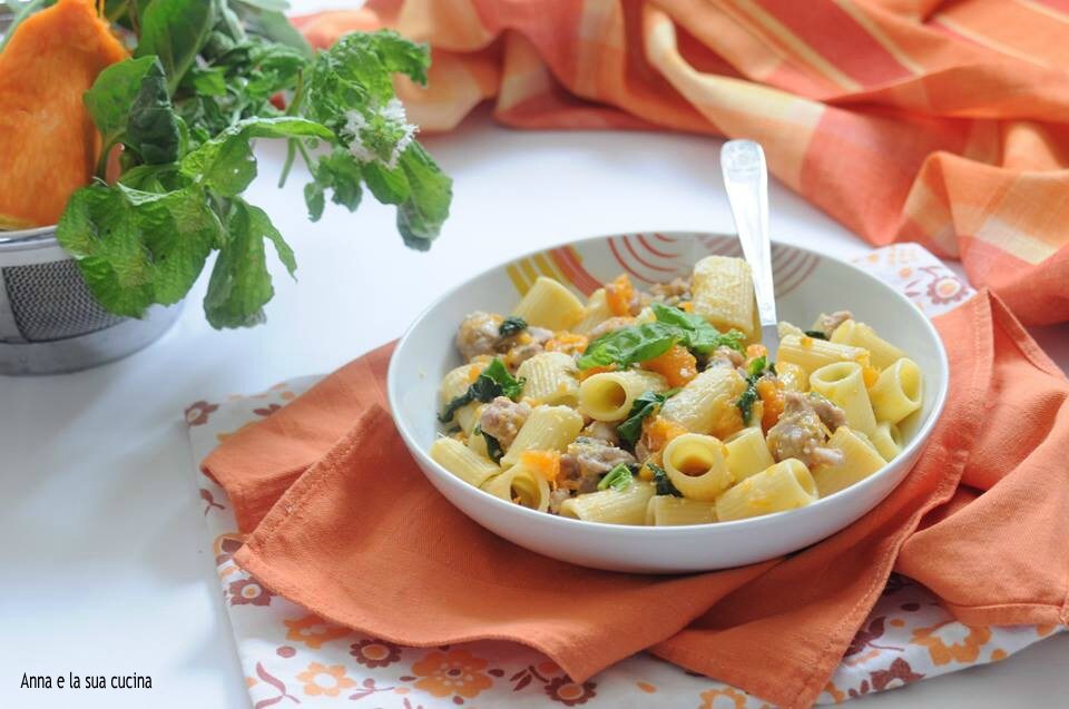 Macarrão com linguiça, abóbora e espinafre