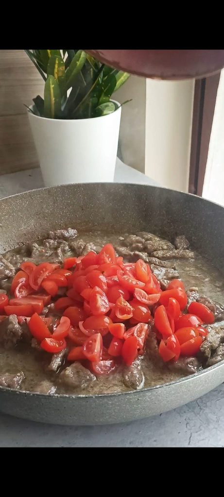 Tirinhas de carne com tomatinhos