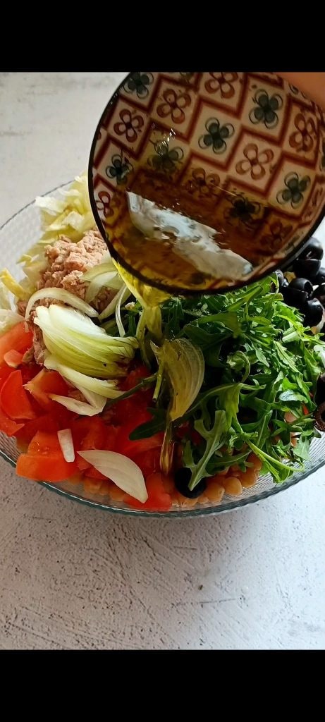 Colocamos a emulsão na salada