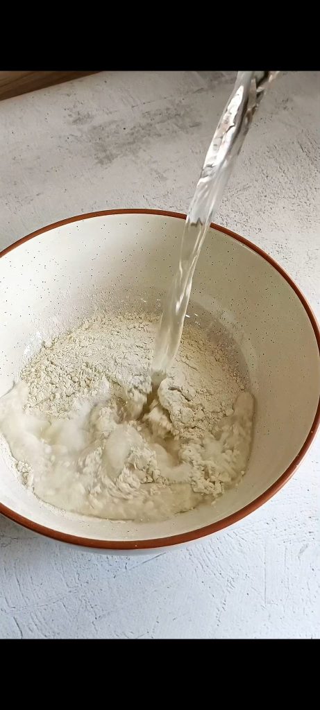 Farinha, fermento, água, azeite, queijo ralado, sal e pimenta