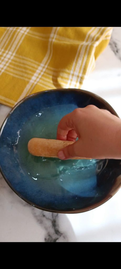 Biscoitos champanhe umedecidos na calda de limão