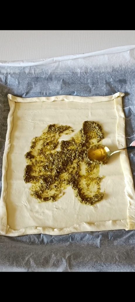 Espalhamos a massa folhada com pesto