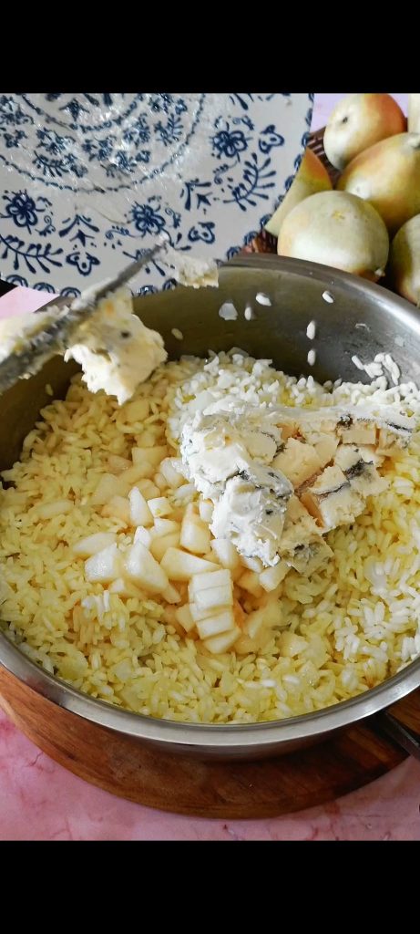 Adicionando as peras e o gorgonzola ao risoto
