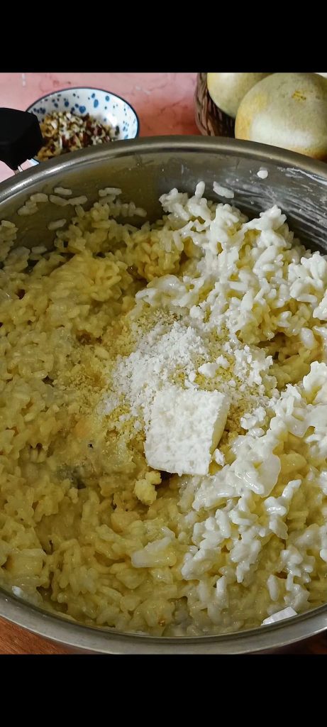 Adicionando manteiga e parmesão ralado