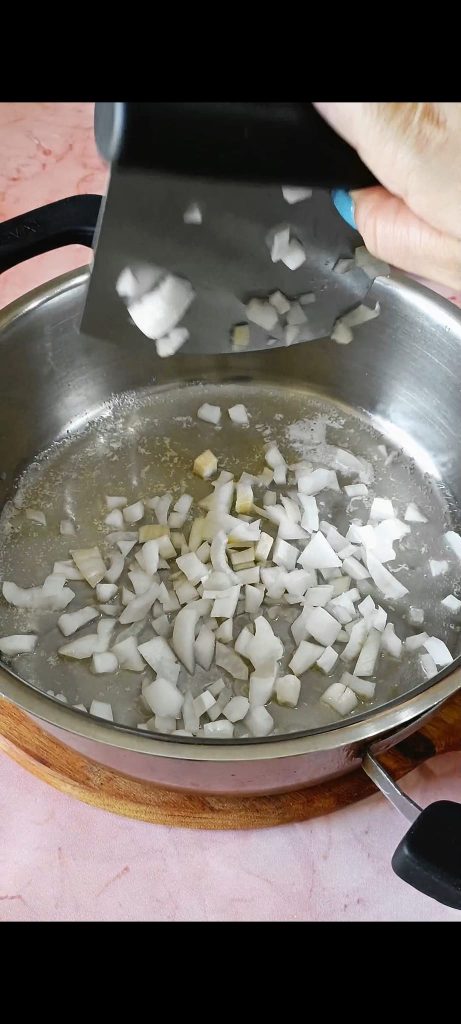 Cebola picada na caçarola com manteiga