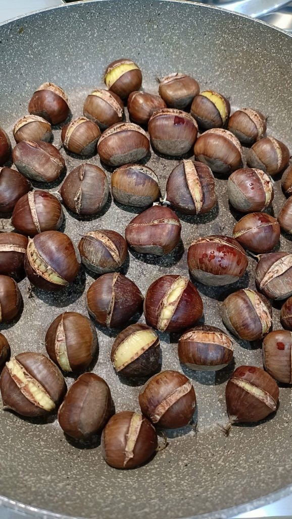 castanhas após 10 minutos de cozimento na frigideira
