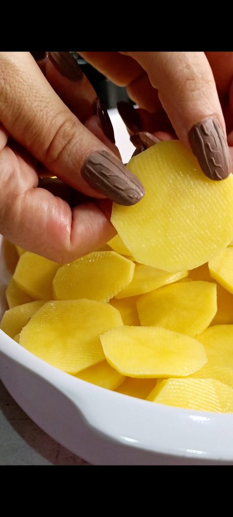 Cortamos as batatas em fatias finas