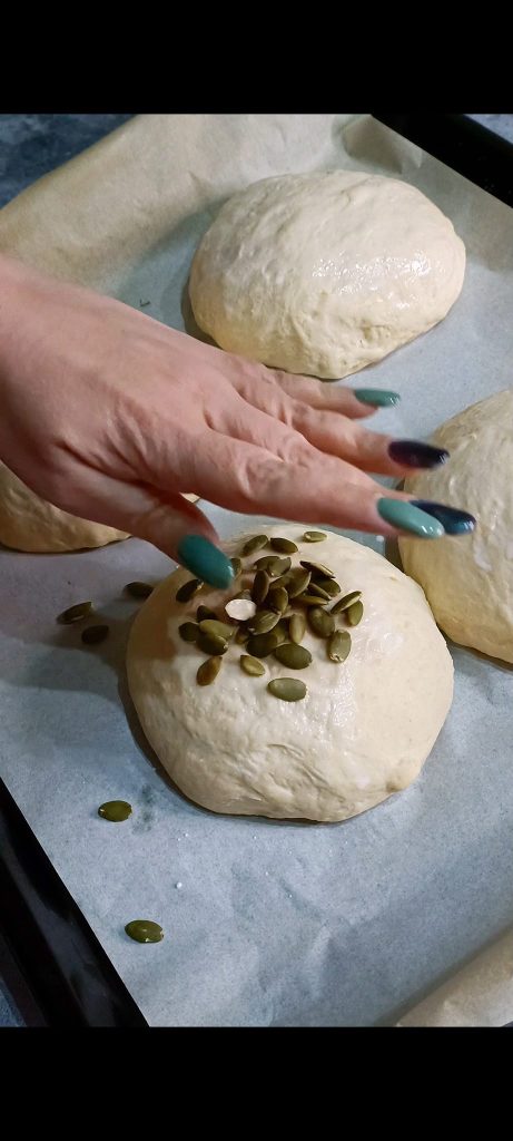 Pincele os pães com leite e sementes de abóbora