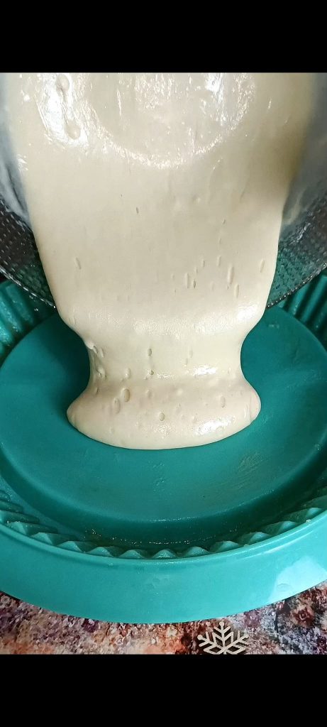 Despejamos a massa na forma esperta