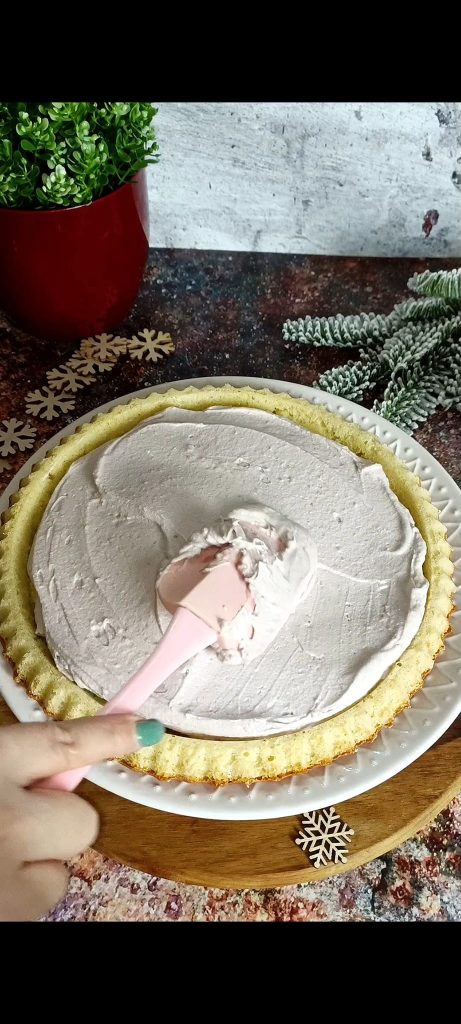 Preenchemos a torta com o creme de romã