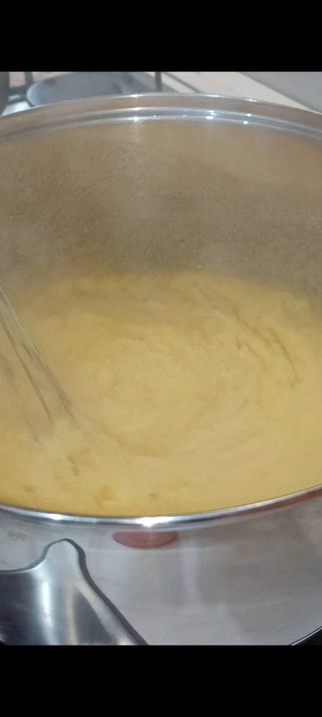 Polenta com cotechino e lentilhas