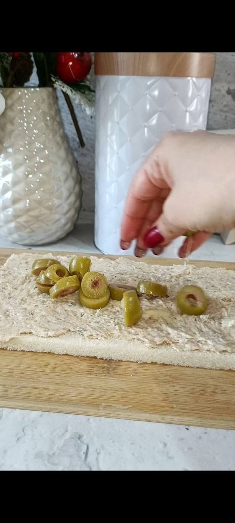 Atum, queijo cremoso, azeitonas verdes
