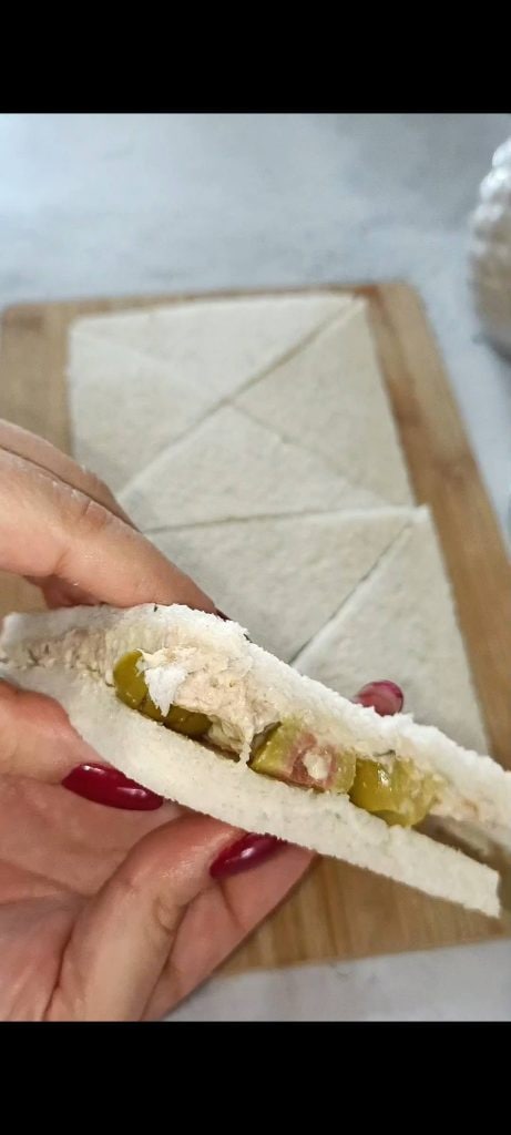 Sanduíches de atum, queijo e azeitonas