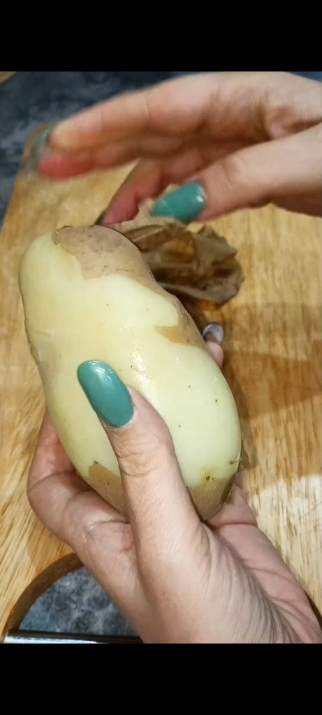 Descascamos as batatas e cortamos em fatias