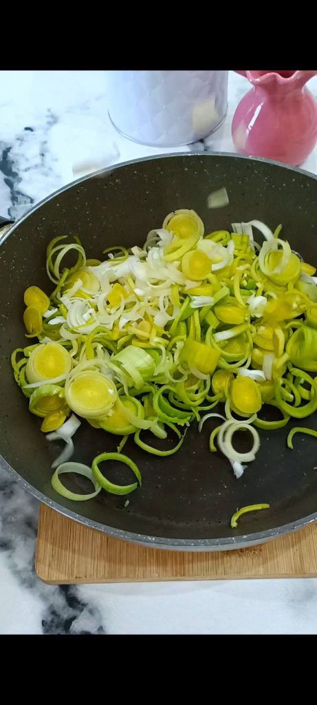 Cozinhamos na frigideira com manteiga e água