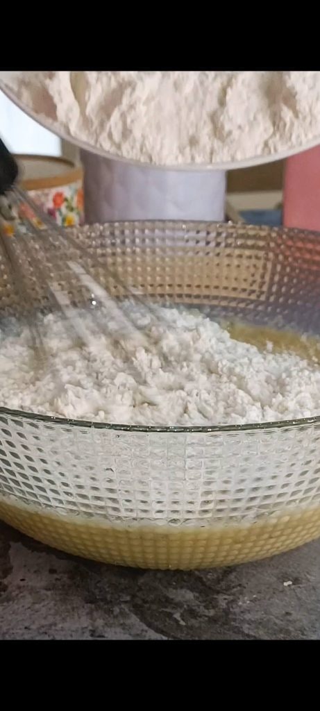 Por último, adicionando a farinha