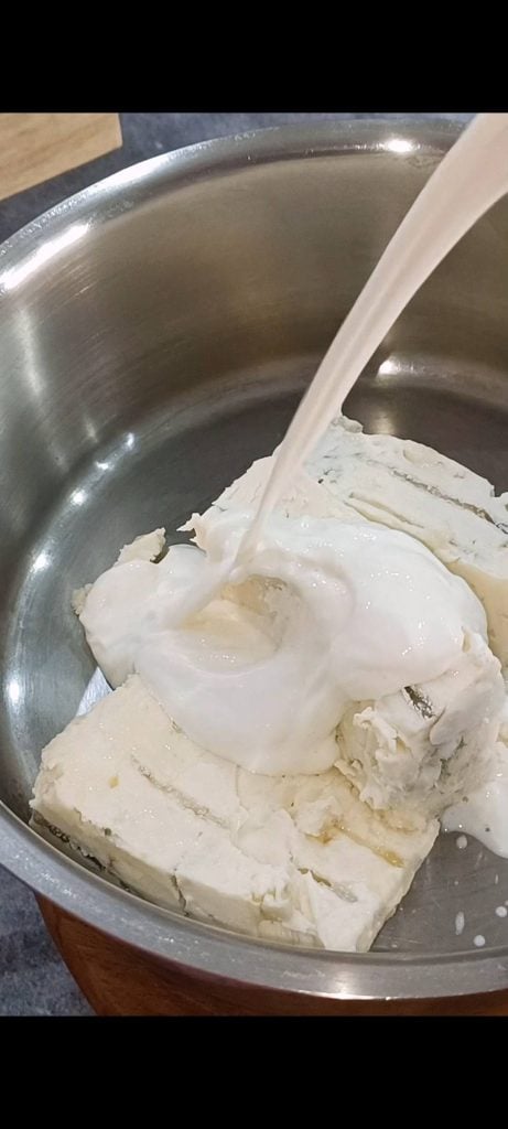 Derretendo o gorgonzola com o creme de leite