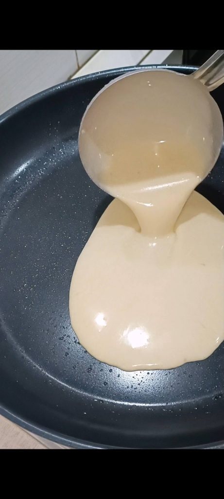 Cozinhando as panquecas ou crepes