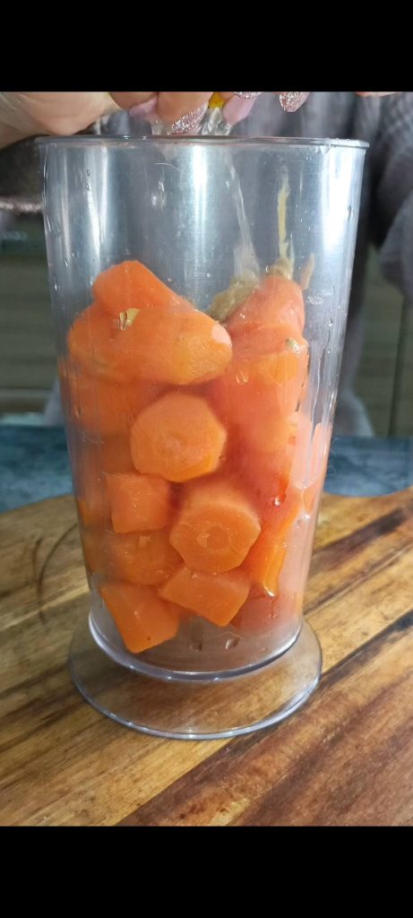Unimos cenouras, mostarda, suco de limão, óleo e sal