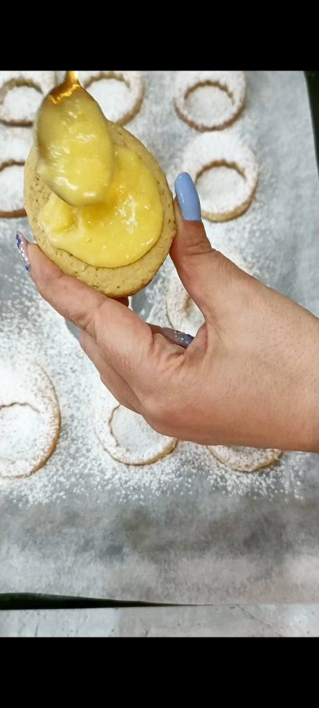 Recheamos os biscoitos com creme de limão