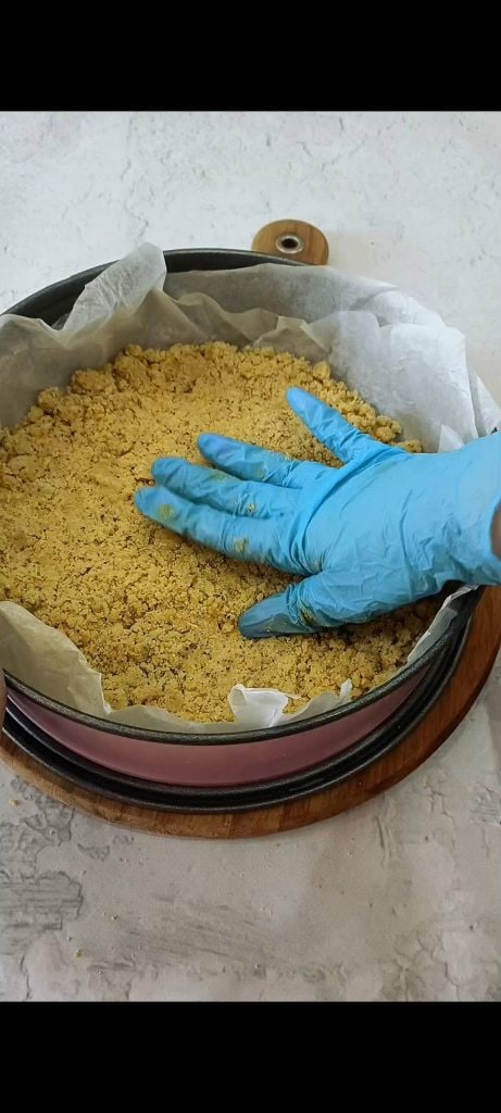 Despejamos uma parte da massa na forma