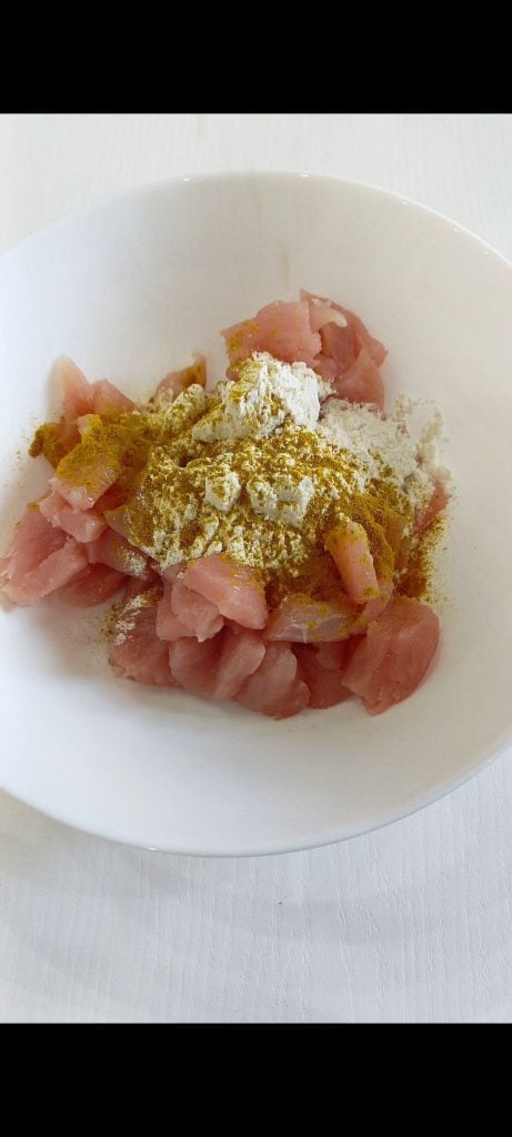 Temperamos o frango com farinha e especiarias
