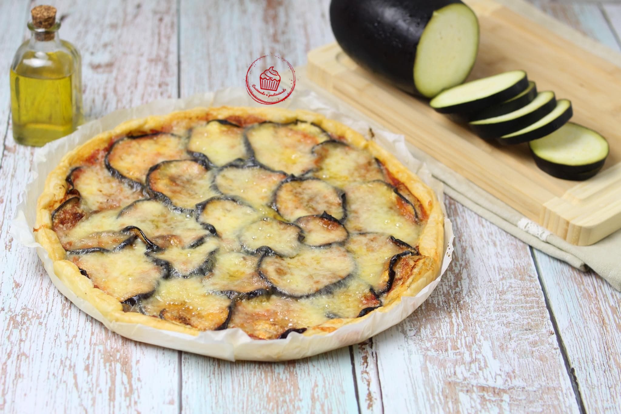 Torta salgada de berinjela cozida no forno de Microondas