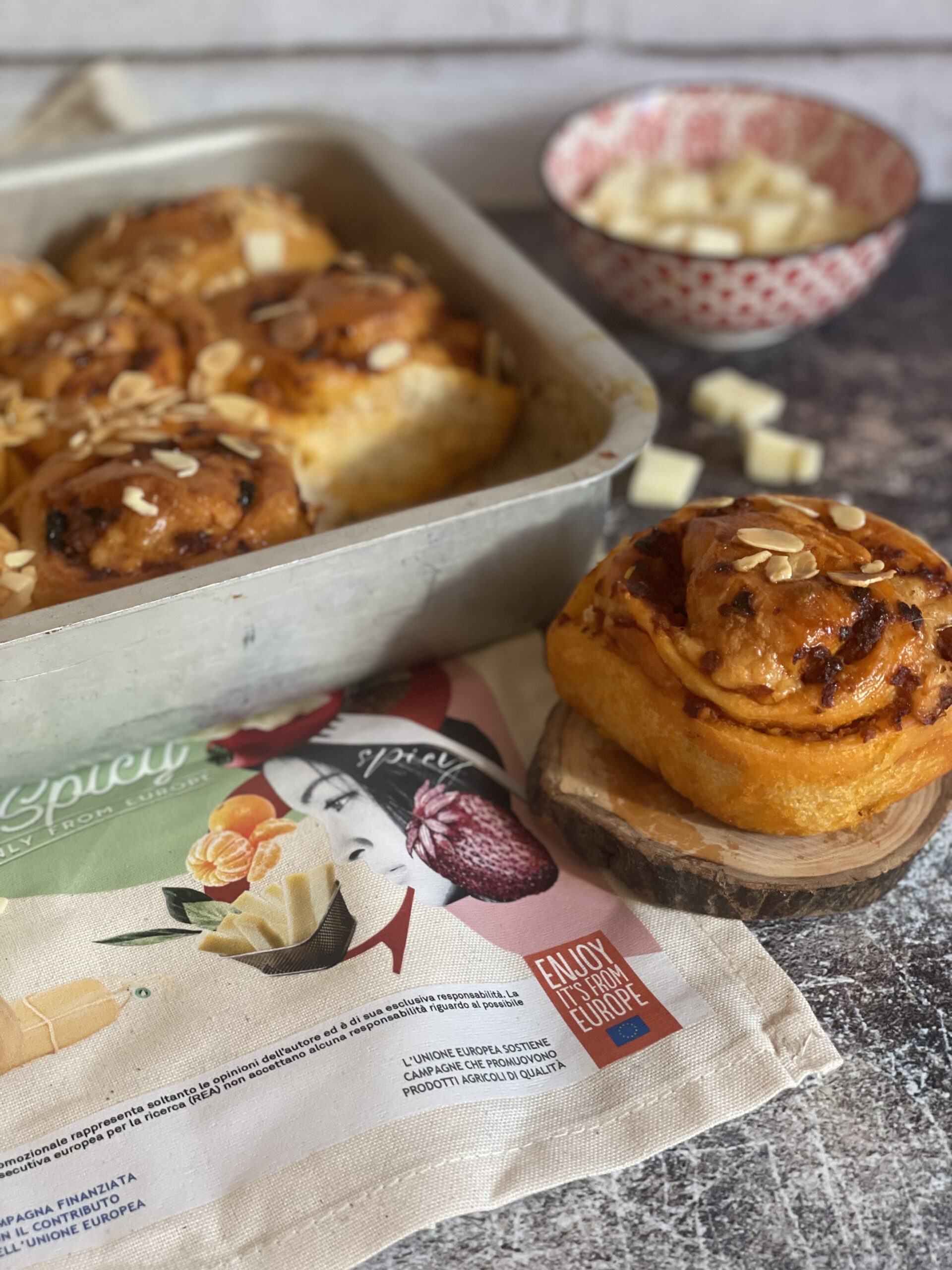 Rolinhos salgados com provolone doce