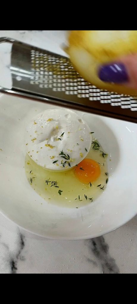 Preparamos o creme com ricota, tomilho, ovo e raspas de limão
