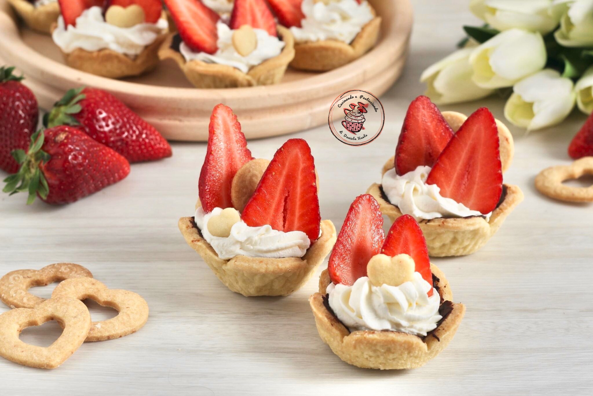 Cestinhas de massa podre com morangos e creme de mascarpone sem ovos