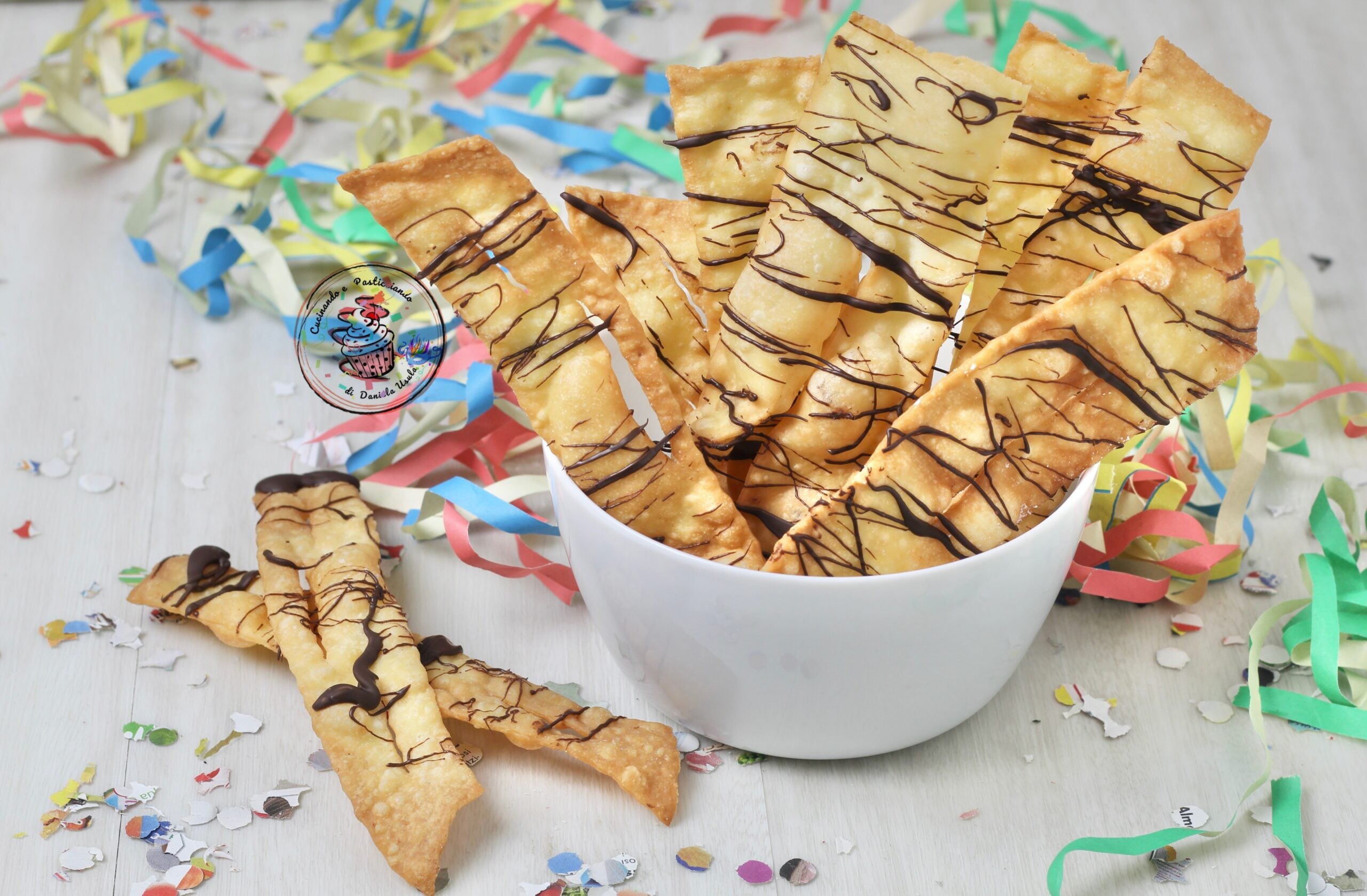 Chiacchiere de carnaval super crocantes com chocolate