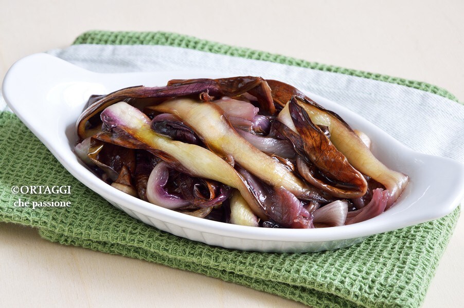 Folhas de radicchio vermelho na frigideira ou no forno