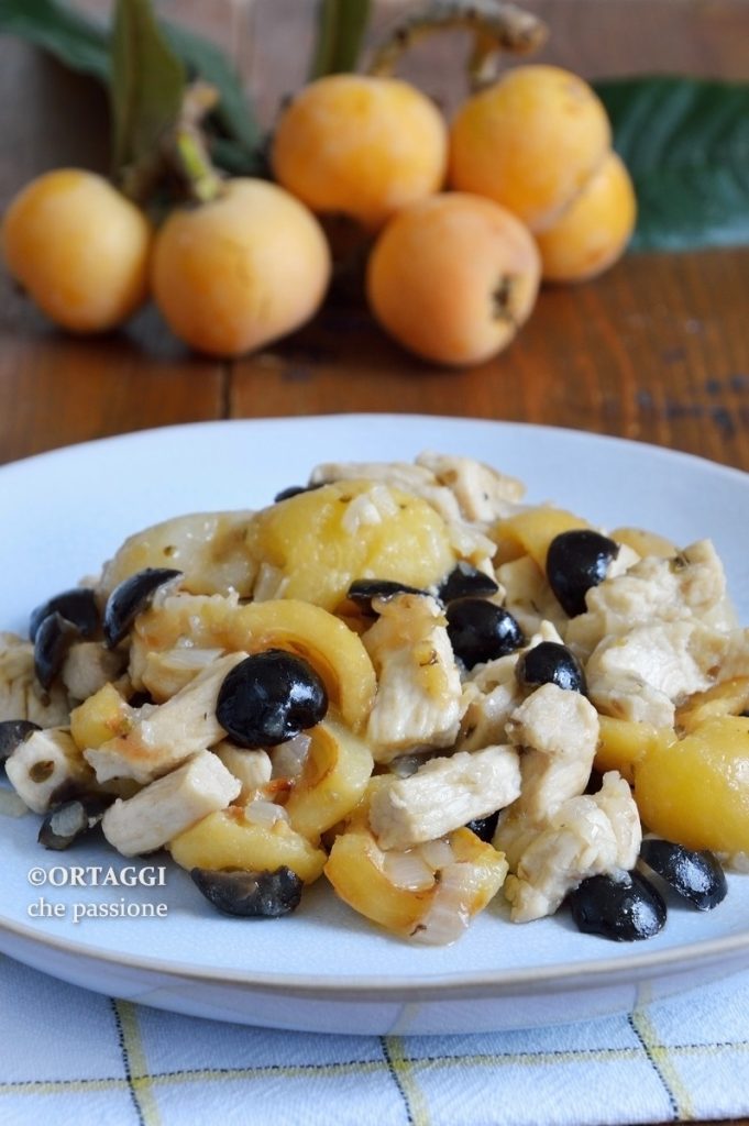 Pedaços de Frango com nêsperas e azeitonas