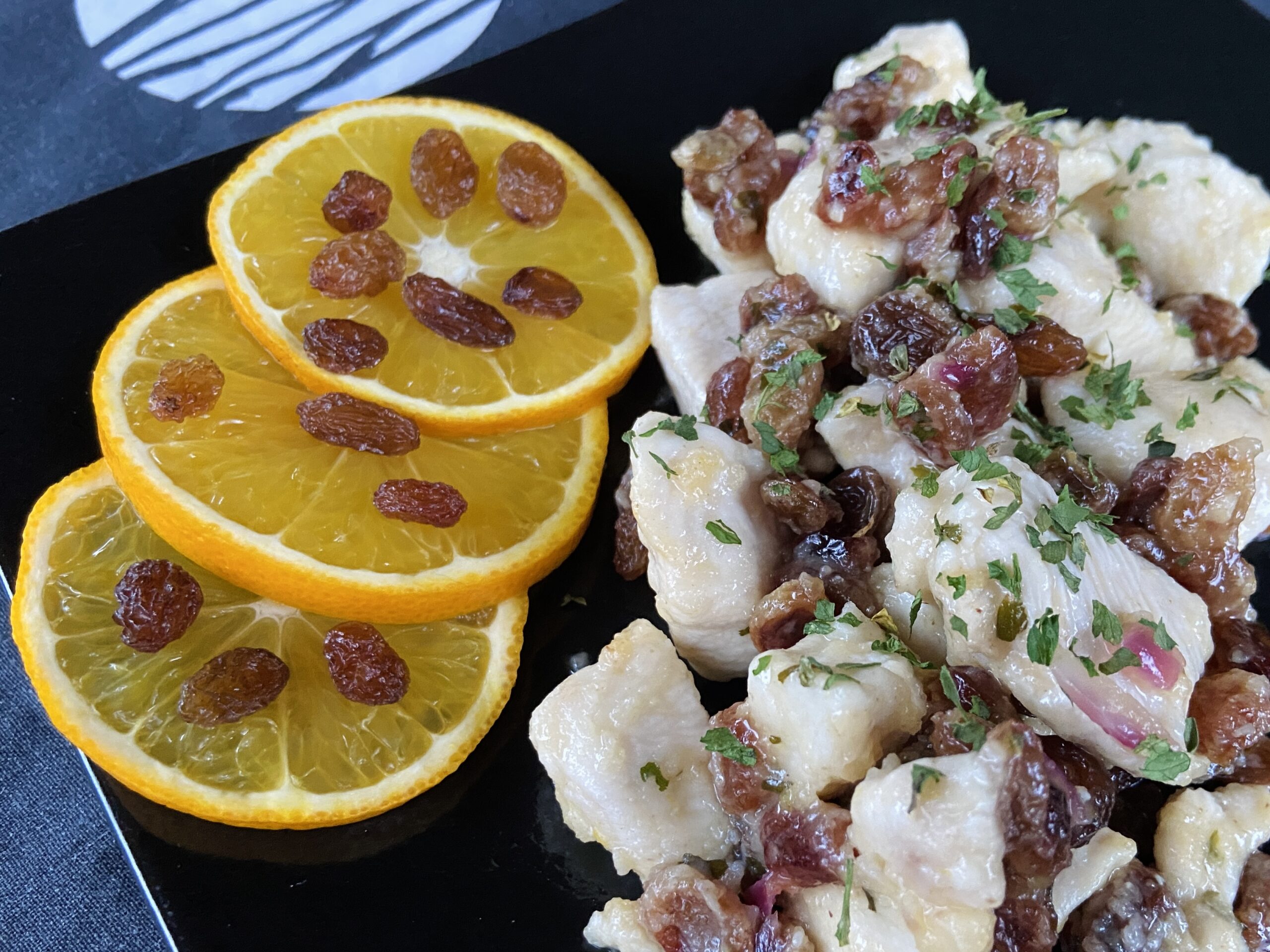Cubos de frango com laranja e uvas passas