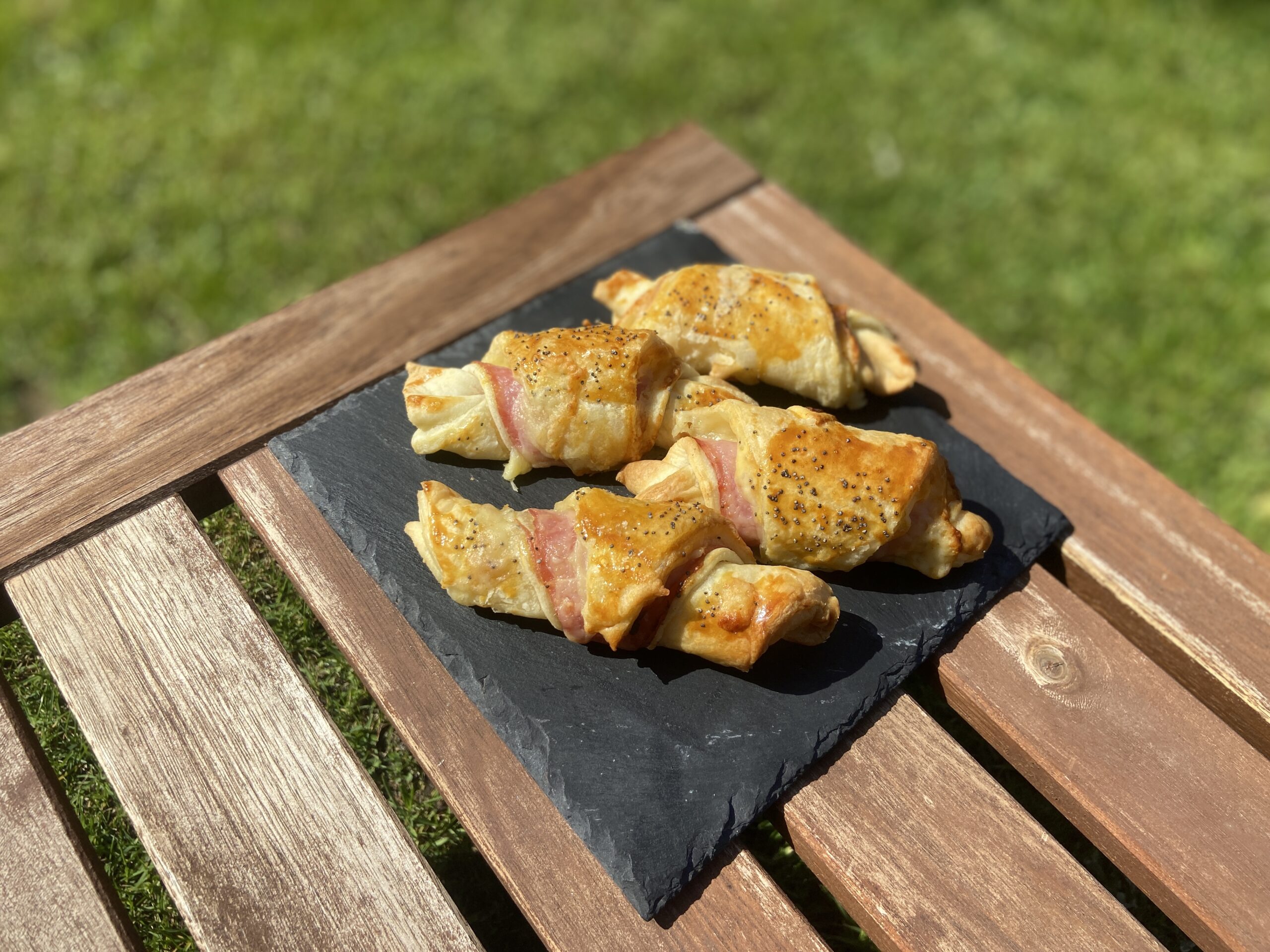 Croissants de massa folhada dupla com presunto e queijo