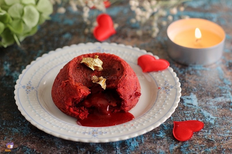 Bolinho vermelho com coração derretido