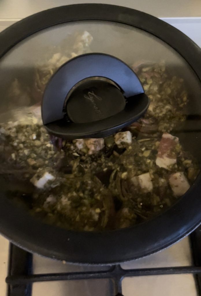 alcachofras em pé à toscana cozinhando
