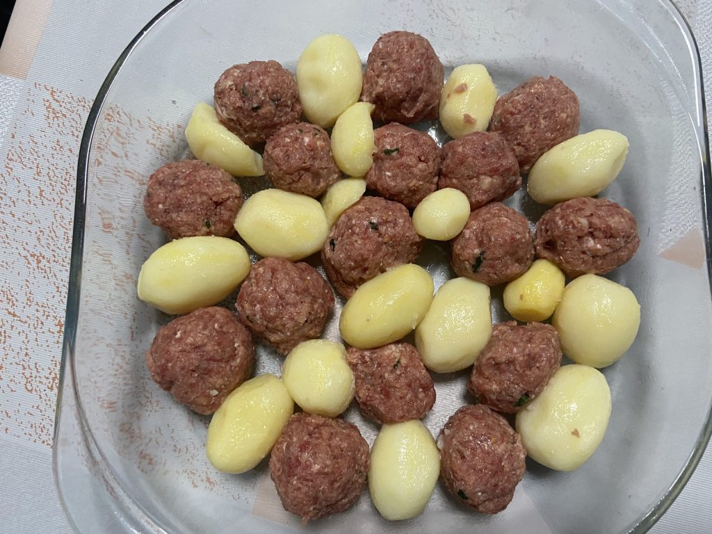 batatas e almôndegas ao forno