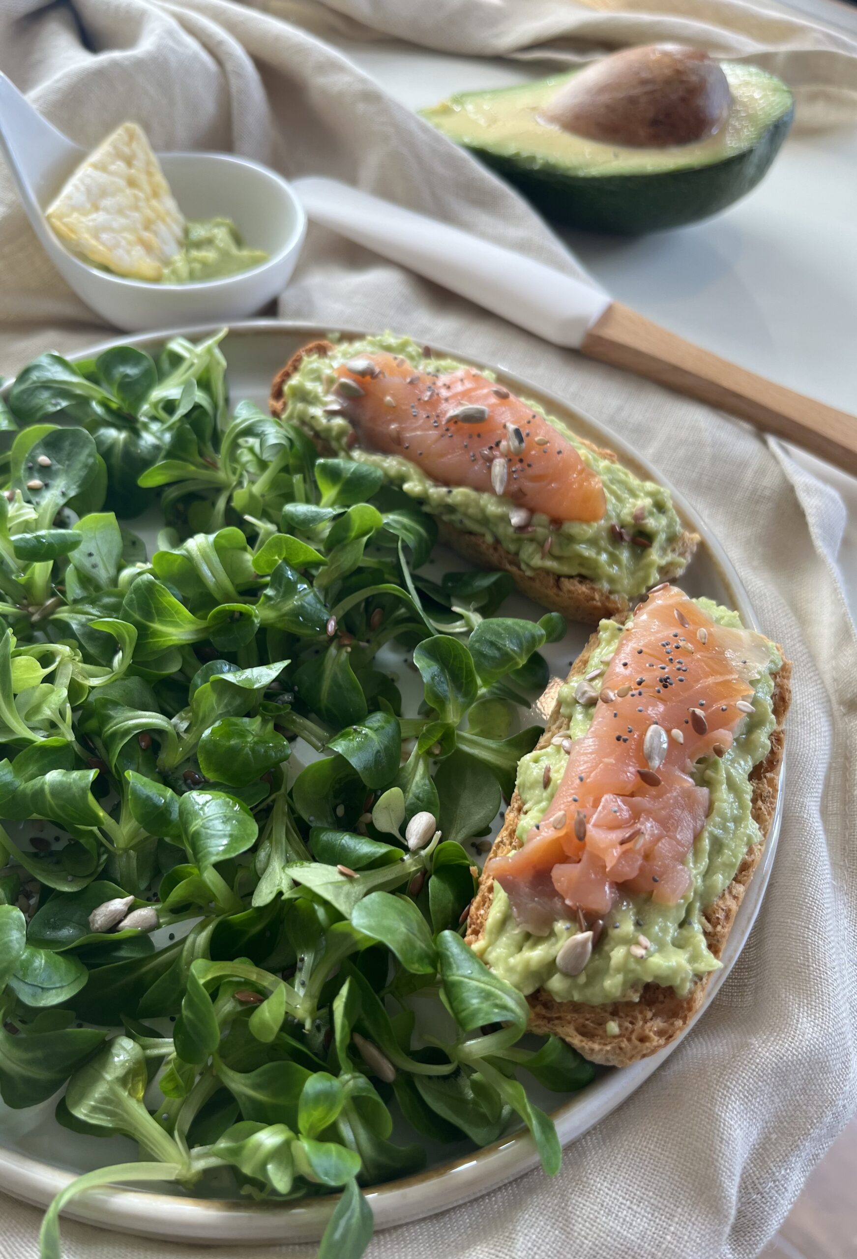 Crostini com creme de abacate