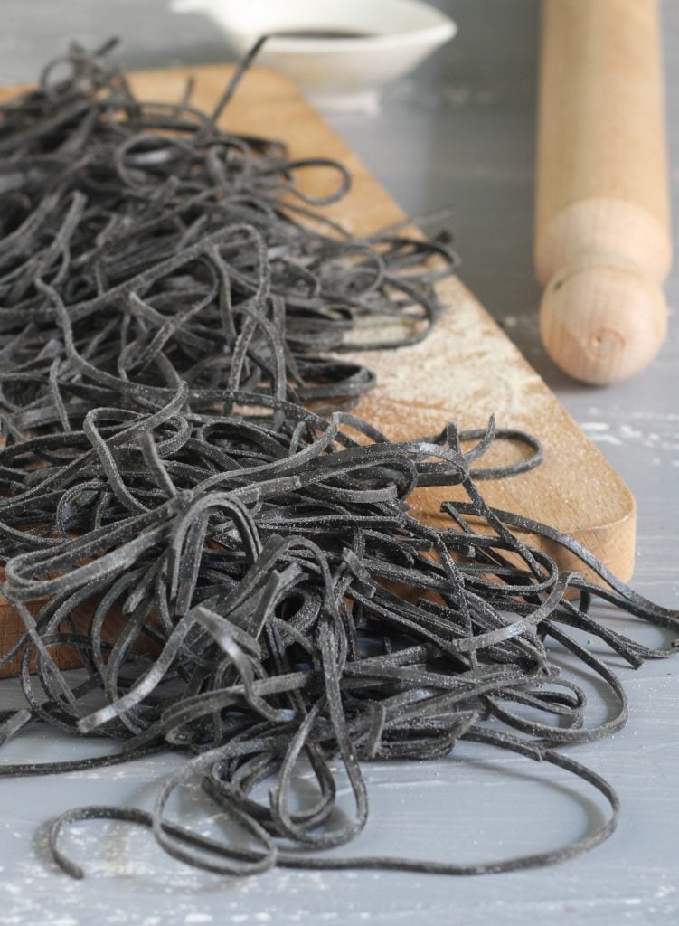 Tagliolini ao Nero de Lula Feitos em Casa