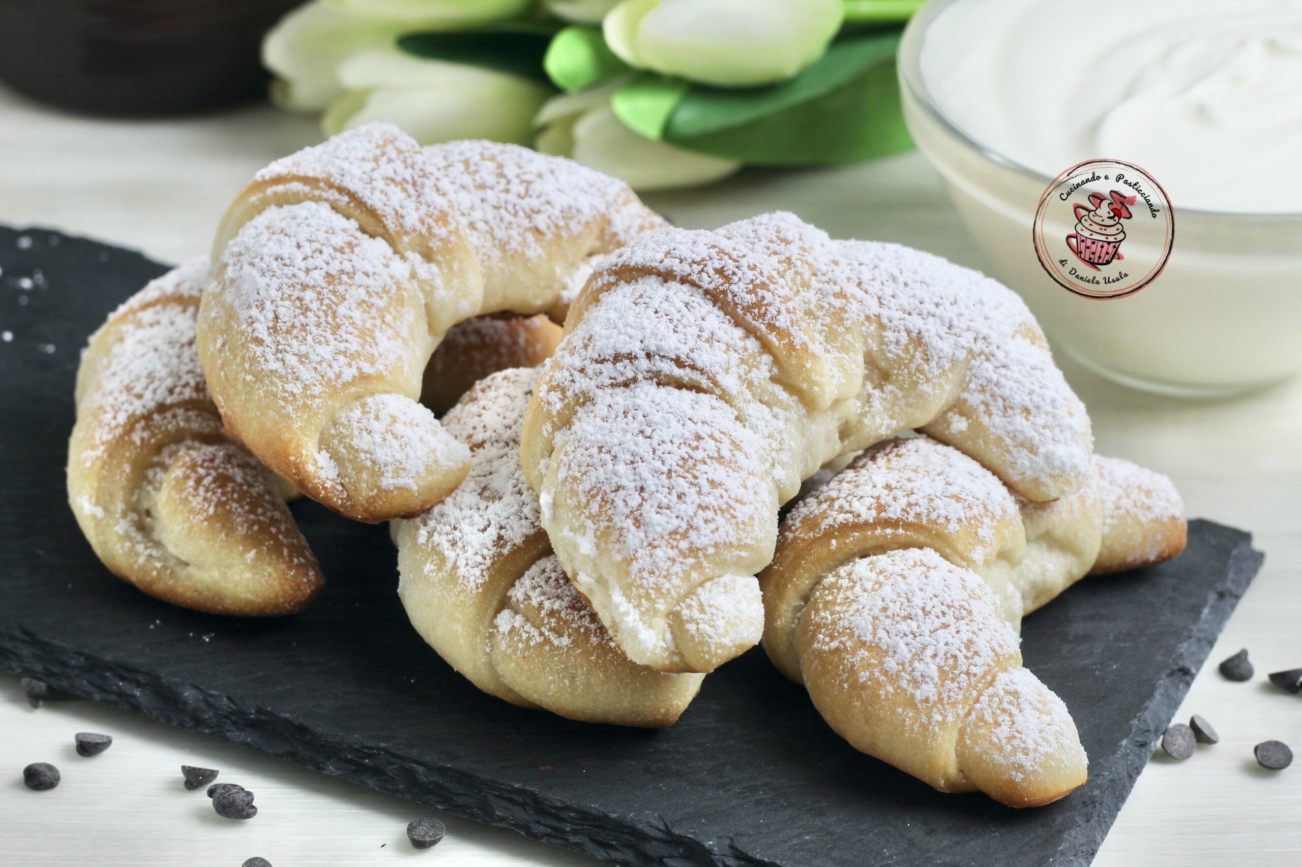 Croissants de panbrioche com iogurte sem ovos, com fermento natural e gotas de chocolate