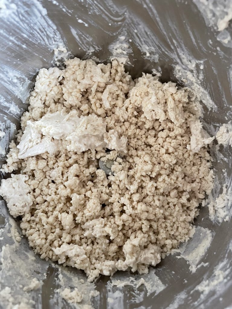 adição de água e farinha