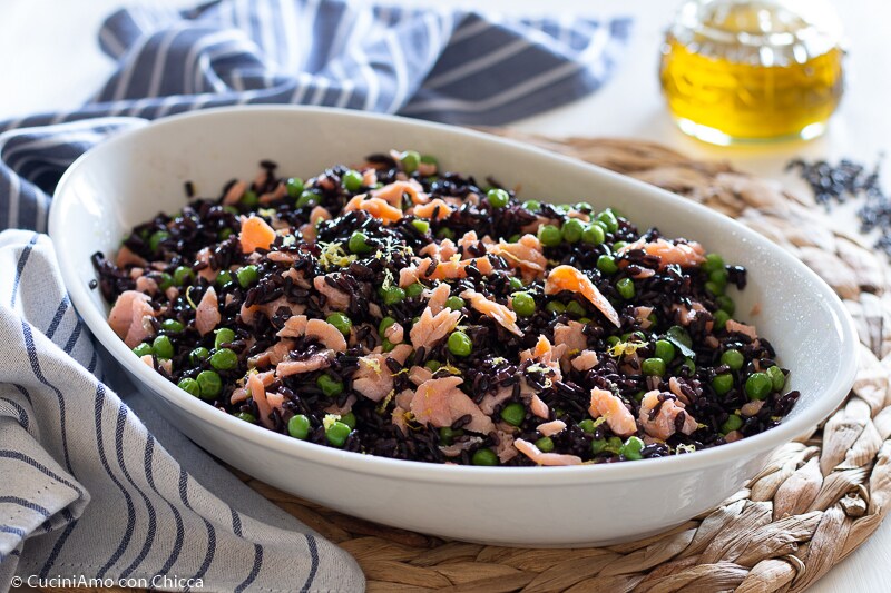 ARROZ VENERE COM SALMÃO E ERVILHAS