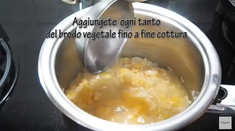 Adicionar o caldo de legumes ao arroz e abóbora